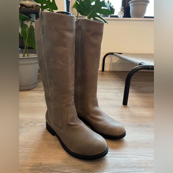 Boots - Picture 3 of 5